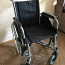 Складная качественная инвалидная коляска и роллатор (фото #1)