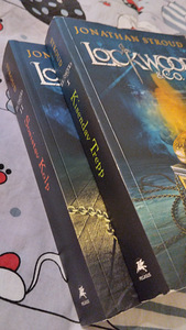 Jonathan Stroud " Kisendav trepp "" Sosistav kolp" (6 foto / 9)