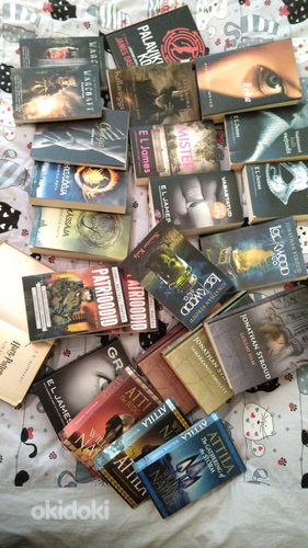 Разные книги, в том числе для детей.