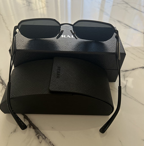 Солнцезащитные очки PRADA (2 фото из 3)