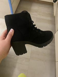 Сапоги женские (3 фото из 3)