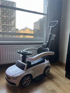 Käepidemega lasteauto Mercedes Benz, heliga (1 foto / 4)