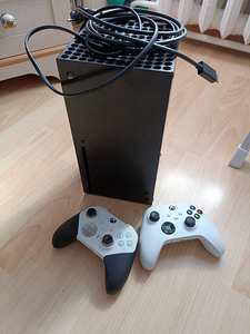 Xbox Series X, 2 pulti (1 foto / 2)