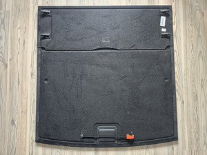VW Touareg (2 Gen. 2010-2014). Pagasiruumi põrand. (2 foto / 2)