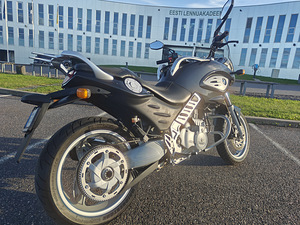 BMW F650CS 2003 (6 foto / 9)