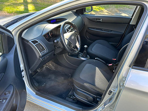 Hyundai i20 2015 facelift 1 omanik esinduse ajalugu (9 foto / 14)