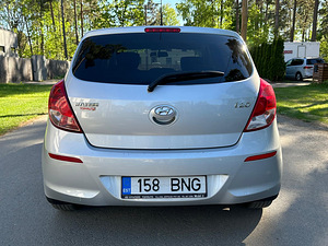 Hyundai i20 2015 facelift 1 omanik esinduse ajalugu (8 foto / 14)