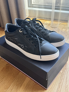 Ehtsest nahast Tommy Hilfiger jalatsid 39 suurus