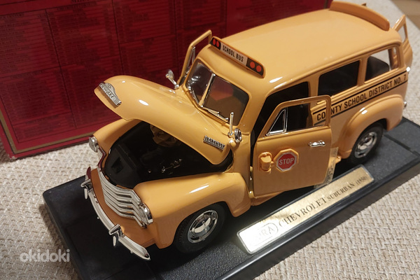1:18. Школьный автобус Chevrolet Suburban 1950 (фото #6)