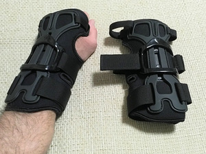 Dainese Men's Hector Wristguard (1 foto / 8)