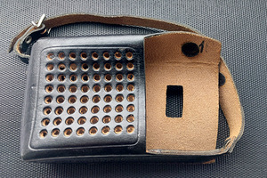 Кожаный чехол для портативного радиоприемника "Neywa-402" (1975-)