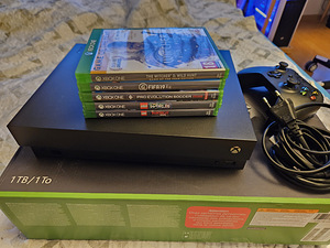 Xbox One X 1 Tb + 5 игр. (3 фото из 4)