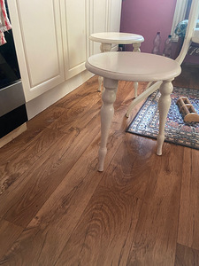 MÜÜAN KÖÖGI LAUA JA 3 taburetti (2 foto / 5)