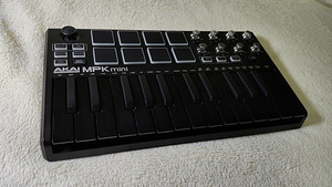 AKAI MPC MINI hibrid 3 exclusive (2 foto / 4)