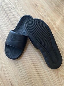 Шлепанцы Nike (2 фото из 3)