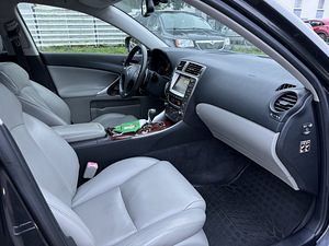 Lexus IS 250 Mark Levinson 2.5 V6 153kW (2 foto / 10)