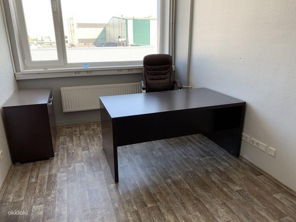 Новая конторская мебель и стул (фото #1)