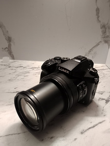 Panasonic Lumix DMC-FZ2000 + аккумулятор (6 фото из 7)