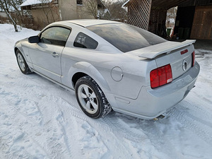 Ford Mustang GT V8 (2 foto / 4)