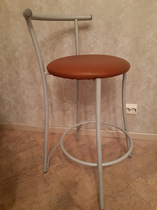 Барный стул. (3 фото из 3)