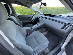 Toyota Prius Advanced (8 foto / 14)