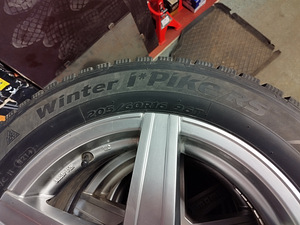 R16 205 60 литые диски MOMO шипованные шины Hankook (2 фото из 6)