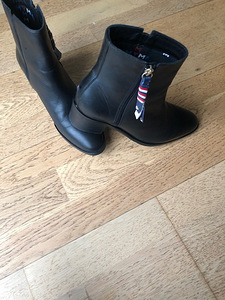 TOMMY HILFIGER Poolsaapad, suurus 39 (1 foto / 4)