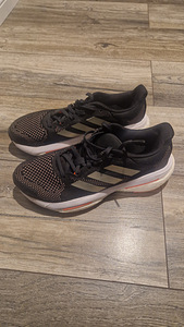 Adidas tossud