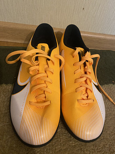 Nike jalgpalli saalipuutsad, s.38,5 (1 foto / 2)