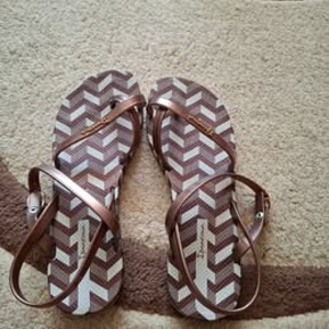 Naiste sandaalid Ipanema – suurus 37 EUR (35 BRA / 6 USA) (1 foto / 2)