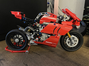 LEGO Technic Ducati Panigale V4 R 42107 (2 foto / 5)