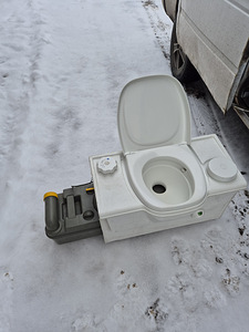 WC tualett THETFORD matkaautosse haagissuvilasse (1 foto / 4)