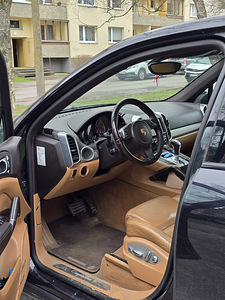 Porsche Cayenne 3.0TDI 2012 (9 foto / 10)