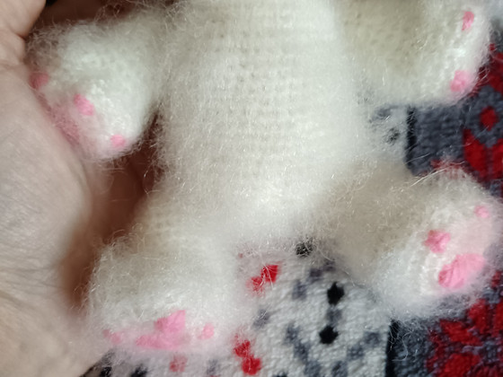 Imearmas heegeldatud kass. Väike