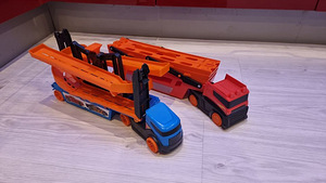 Hot Wheelsi Mega Hauler hoiukohaga kuni 50 + Hot Wheelsi tõs (3 foto / 9)