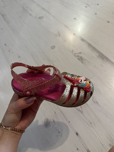 Продам сандали на девочку Crocs 26