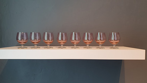 Красивые бокалы из розового стекла
