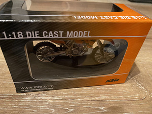 KTM 450 SX Racing, Welly Mootorratta mudel 1:18 (2 foto / 3)