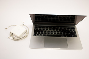 MacBook Pro 13-inch 2017 Four Thunderbolt 3 ports (2 foto / 3)