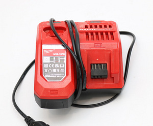 Зарядное устройство Milwaukee M12-18FC Последовательная зарядка (2 фото из 2)