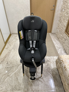 Britax Römer Dualfix 2 R (автокресло с функцией вращения на 360 градусов)