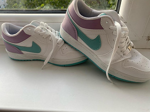 Nike кроссовки (2 фото из 2)