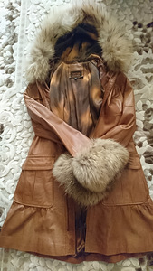Новая кожанная куртка с натуральным мехом лисы размер M-L