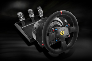 Thrustmaster T300 Ferrari 599XX EVO Alcantara roolikomplekt (6 foto / 6)