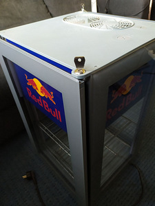 Eksklusiivne klaasist RED BULL külmik külmkapp (5 foto / 7)