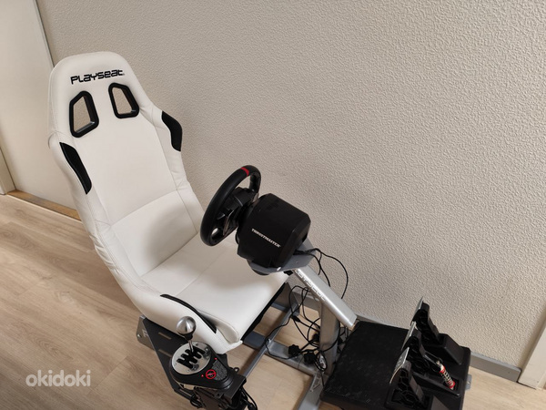 Белое раллийное кресло Playseat с держателем рычага переключения передач (фото #1)