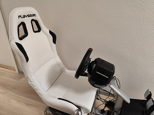 Valge Playseat rallitool koos käigukangi hoidjaga (2 foto / 4)