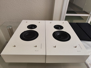 2 x valged DLS Flatbox Midi kõlarid (8 foto / 10)