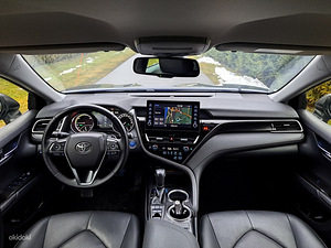 Toyota Camry 2022 Hybrid (10 foto / 15)