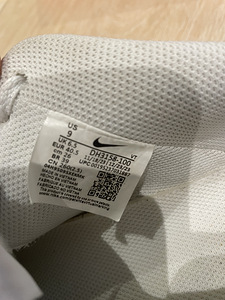 Кроссовки NIKE (2 фото из 4)